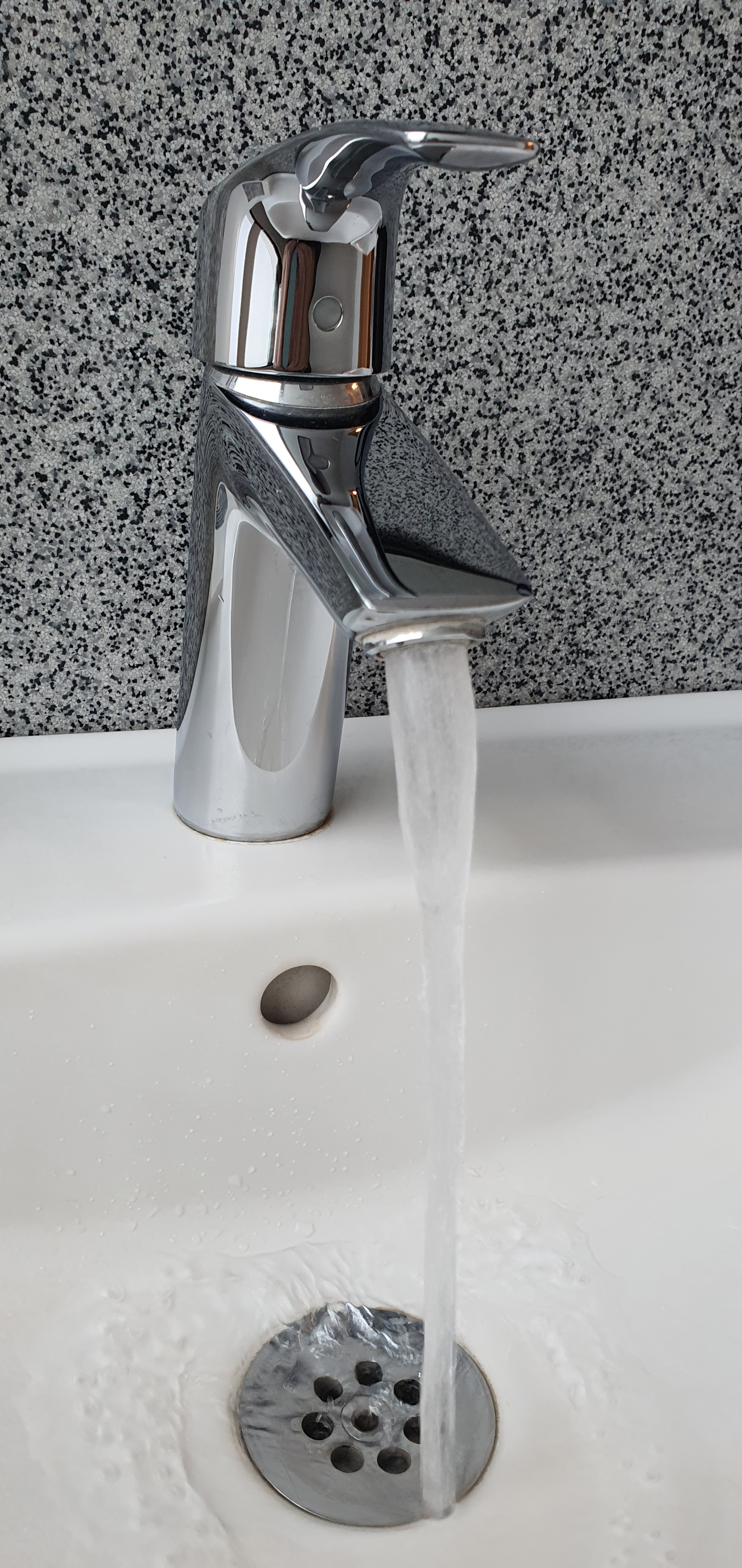 A faucet with water running

Description automatically generated with low confidence